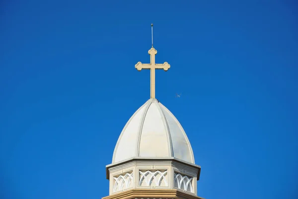 Kruis op witte kerk dak. — Stockfoto