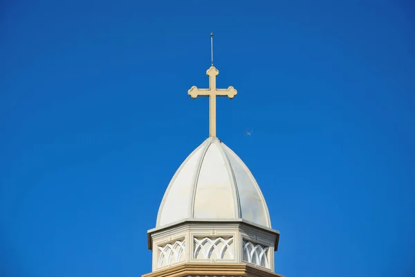 Cruz en el techo blanco de la iglesia . —  Fotos de Stock