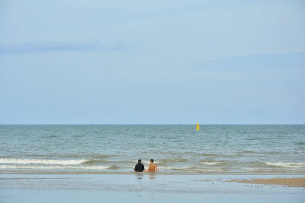 HUA HIN THAÏLANDE 1 JUIN 2017 Couple d'hommes assis sur une plage — Photo