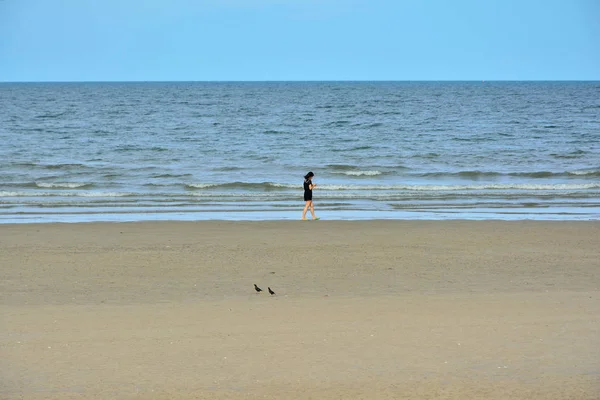 华欣泰国 2017 年 6 月 1 日在黑人妇女走在沙滩上 — 图库照片
