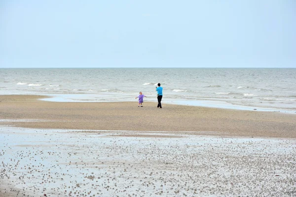 HUA HIN THAÏLANDE 1 JUIN 2017 Papa prend une photo de son fils sur une plage — Photo