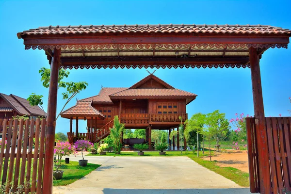 Thailändische Architektur braunes Holz — Stockfoto