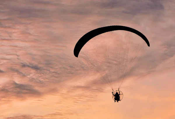 Paramoteur volant sur le ciel coucher de soleil fond — Photo