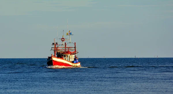 One fisherman boat in a sea blue sky background — Stock Photo, Image