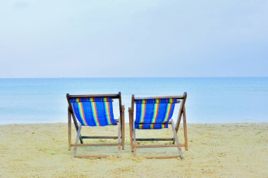 güneşli bir gün deniz arka plan ile sahilde iki casvas sandalye kadar kapatın