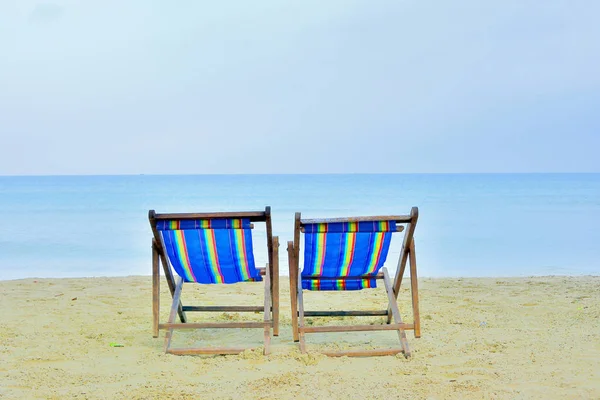 Close up zwei casvas Stuhl am Strand mit sonnigem Tag Meer Hintergrund — Stockfoto