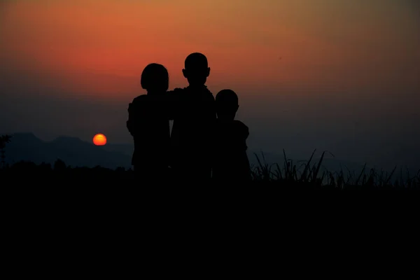 Silhouette Noire Trois Enfants Debout Ensemble Ciel Coucher Soleil — Photo