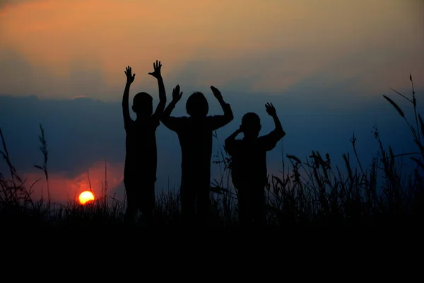 Silhouette Noire Trois Enfants Debout Ensemble Ciel Coucher Soleil — Photo