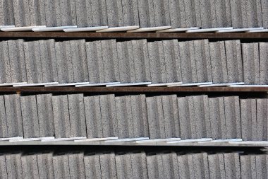 İnşaat atölyesindeki ev duvarı için istiflenmiş beton tuğlanın dokusu.