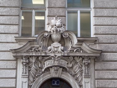 Viyana sokaklarında güzel evler.