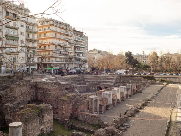 Selanik 'teki modern evlerin arka planında antik kalıntılar var..