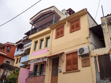 Selanik şehrinin atmosferik evlerinin manzarası.