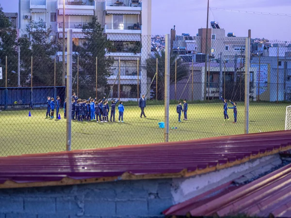 Çocuk futbol takımının Atina 'daki bir parkta akşam antrenmanı.