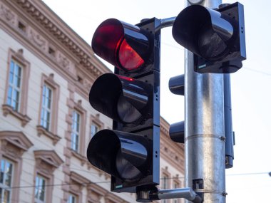 Brno şehrinin caddesindeki trafik ışıklarının görüntüsü.