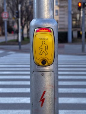 Brno şehrinde yaya sinyalini etkinleştirmek için düğmeye tıklayın.