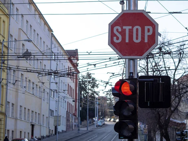 布尔诺市街道上的红绿灯视图 — 图库照片