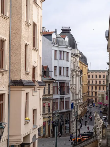 Brno şehrinin şehir merkezindeki sokak manzarası.