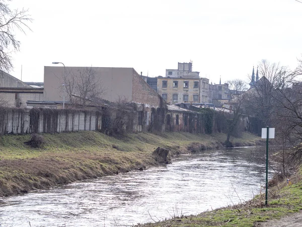 Brno şehrinde terk edilmiş bir fabrikanın manzarası.