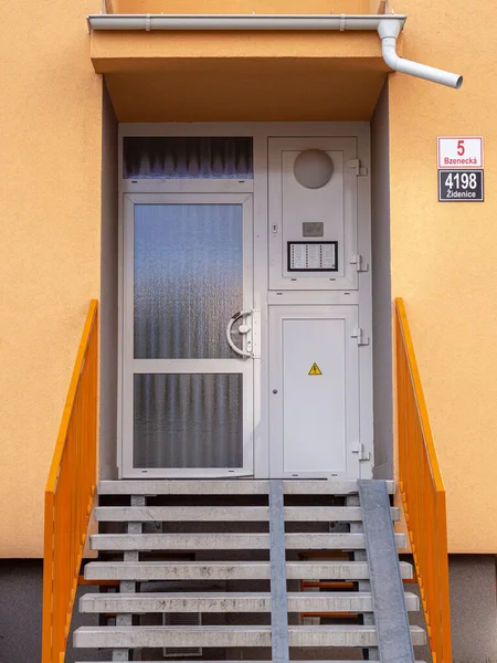Brno şehrindeki apartmanın girişinin görüntüsü..
