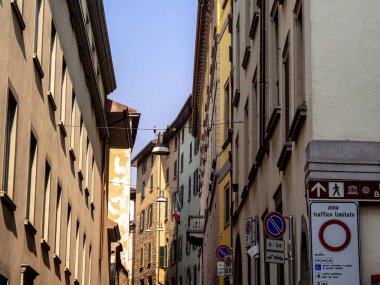 Bergamo şehrindeki inanılmaz güzel evlerin manzarası..