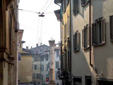 Bergamo şehrindeki inanılmaz güzel evlerin manzarası..