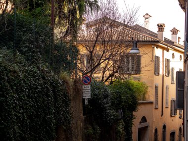 Bergamo 'nun sessiz ve güzel sokaklarının manzarası.