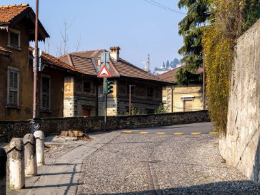 Bergamo 'nun sessiz ve güzel sokaklarının manzarası.