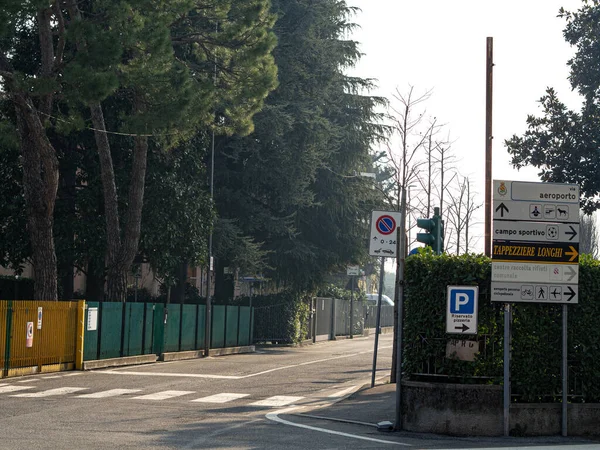 Bergamo şehrinin boş sokaklarının manzarası.