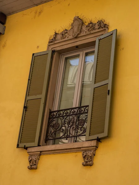 Вигляд Чудове Вікно Будинку Місті Бергамо — стокове фото