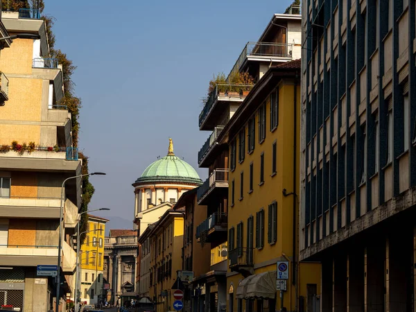 Bergamo şehrindeki inanılmaz güzel evlerin manzarası..