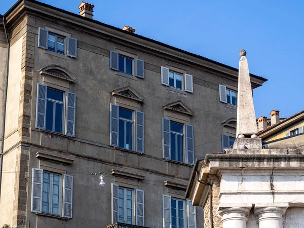 Tarihi Bergamo şehrinin manzarası.