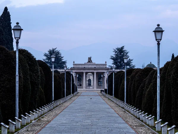 Bergamo şehrindeki eğlence yolu manzarası.