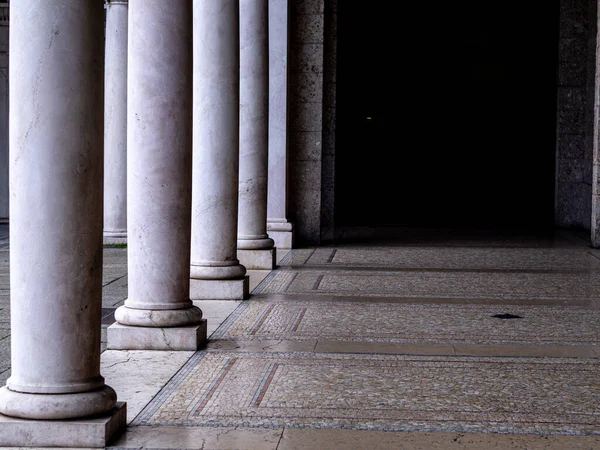Blick Auf Die Säulen Eines Historischen Gebäudes Der Stadt Bergamo Stockfoto