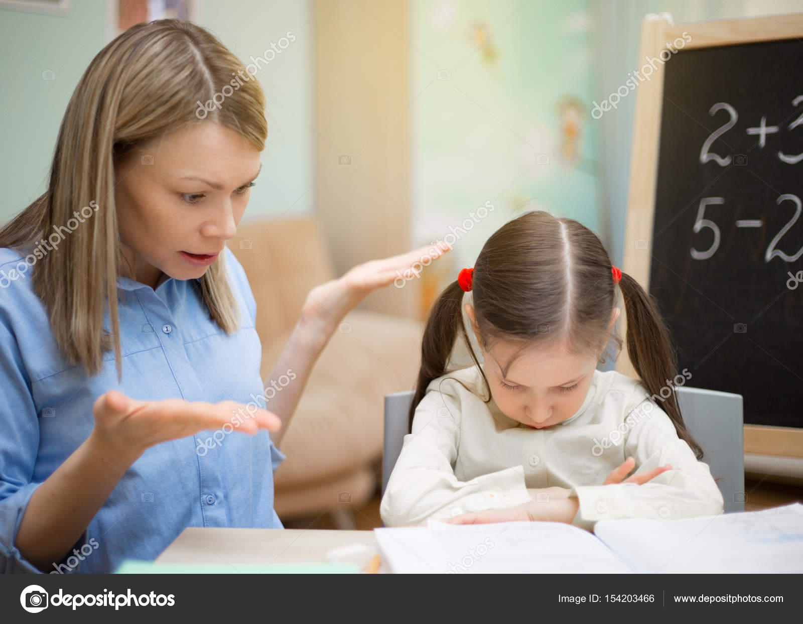 Детям об этикете. Родители и школьники. Мальчик с девочкой дружил. Мальчик и девочка вместе. Дети за партой.