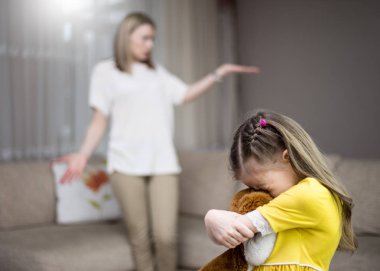 Anne kızı kızıyor. Aile ilişkileri. Çocuğun eğitim. 