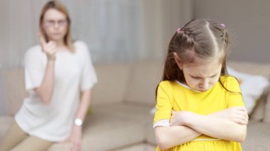 Anne kızı kızıyor. Aile ilişkileri. Çocuğun eğitim. 