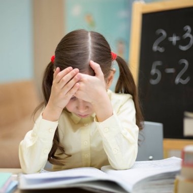 Güzel genç kız evde öğretiyor. Okul öncesi evde eğitim. Öğrenci kitap okuma.