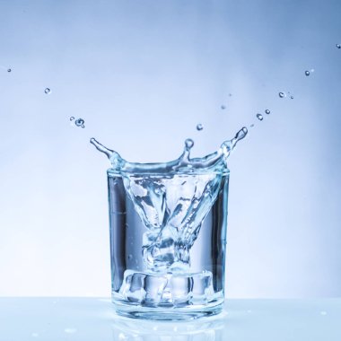 bir bardak su içine buz kalıbı