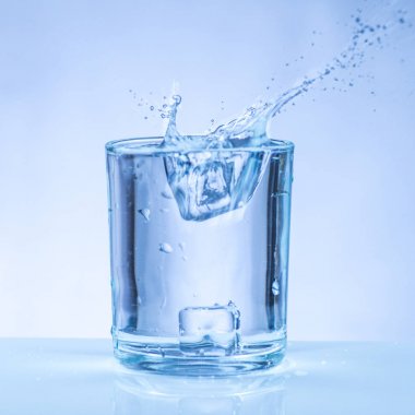 bir bardak su içine buz kalıbı