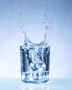 bir bardak su içine buz kalıbı