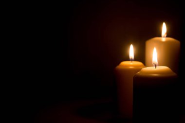 Mum alevi koyu arka plan üzerinde