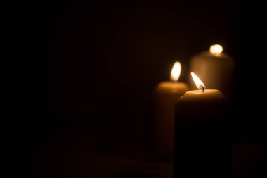 Mum alevi koyu arka plan üzerinde