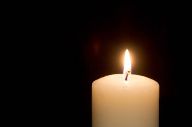 Mum alevi koyu arka plan üzerinde