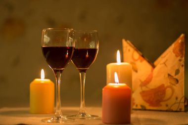 Mumlar ve şarap ile romantik bir akşam yemeği