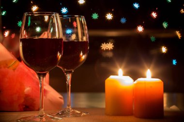 Kalpler bokeh arka plan üzerinde şarap kadehi