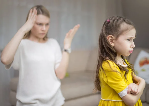 Mor skäller dottern. Familjerelationer. Utbildning av barnet. — Stockfoto