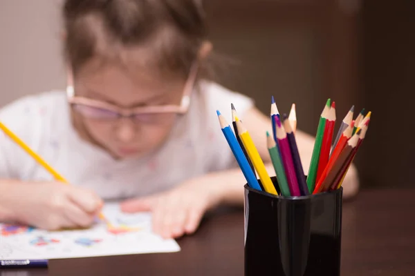 色鉛筆で小さな女の子を描画します — ストック写真