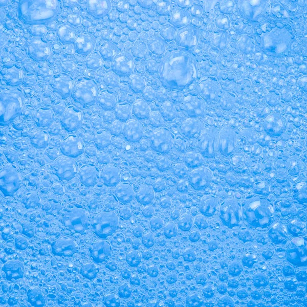Голубой фон с мыльными пузырями — стоковое фото