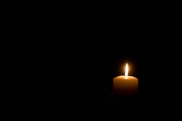 Plamen svíce na tmavém pozadí — Stock fotografie