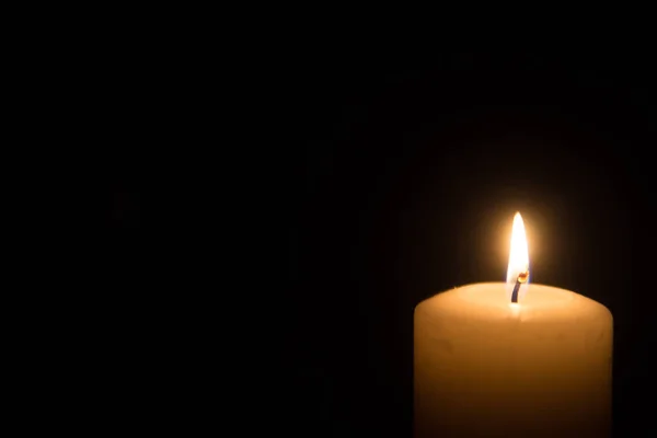 Plamen svíce na tmavém pozadí — Stock fotografie